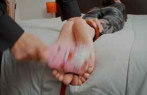 潜入失败的小偷【在线播】BeneathMyFeet – Spy Get’s Caught And Punished With Tickling