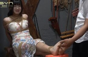 【亲身体验感想】性感漂亮小雅蕾丝花边裙来体验十字架X字架老虎凳TK