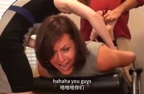 tk足控的沙龙女老板 理发时挠人 后被报复