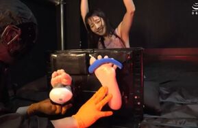 「用严格的束缚挠痒美丽素人妻子的脚底和上半身」新标签MK5（严重挠痒前5秒）MK5-002真奈美③