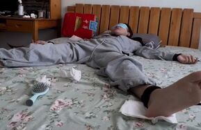 渣男，床上捆绑白袜学姐，多工具tk她脚心