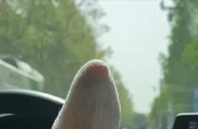 大神车上品玩女生娇嫩美足-套路她脱下鞋子tk她娇嫩的脚丫