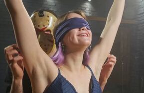 【在线播】甜美可爱的19岁女孩西娅被带来参加一场别开生面的挠痒痒游戏