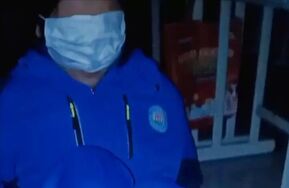 深夜无人教室中，脱下被蒙眼女同桌的鞋袜，抹油挠痒！