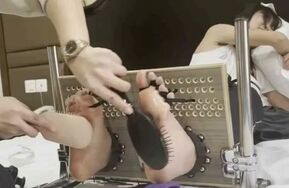 CUT小美女被疯狂TK红嫩脚心