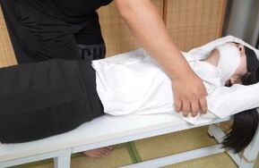 香软嗷嗷驷马+绑头发tk脚底，再把嗷嗷绑在长椅上，全身tk