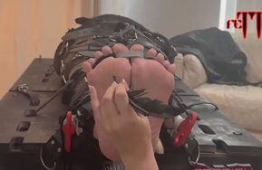 【在线播】Fettish - The Tickle Table -Maleka