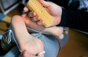 自拍 女友的脚被挠到爽 (在线播)